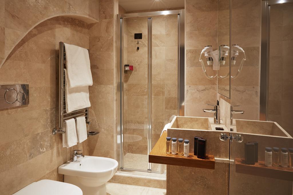The Code Hotel Rom